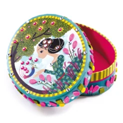 Djeco DIY Doosje-Versieren Kleine-geheimen-sieradendoosje-maken 10 Djeco DIY Doosje-Versieren Kleine-geheimen-sieradendoosje-maken -Bekend Speelgoeds Winkel djeco diy doosje versieren kleine geheimen 3