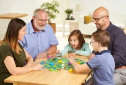 SmartGames Froggit Familiespel Smart-Games -Bekend Speelgoeds Winkel smartgames froggit sgm501 smart games familiespel 2